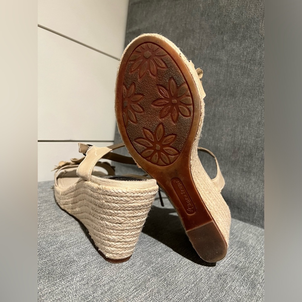 Bare Traps “Tease” Wedge Sandal with beautiful Leather Flower detail size 9M - Picture 6 of 6